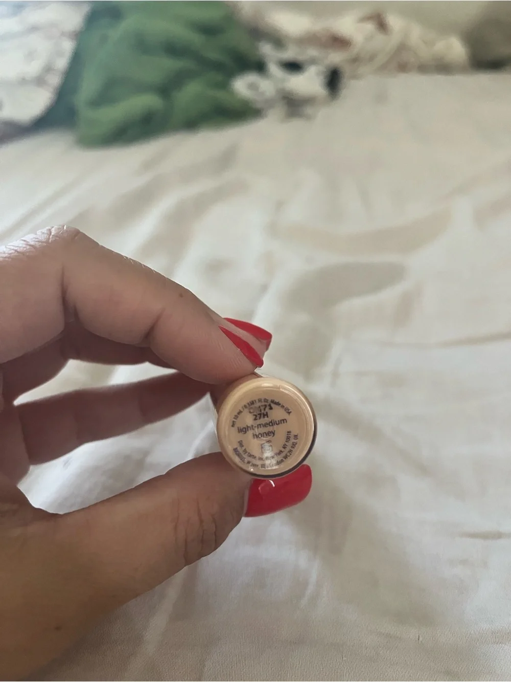 Tarte Shape tape™ concealer in 27H Light medium honey